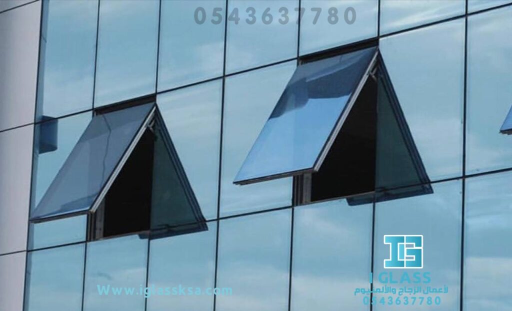 نوافذ كبيرة من الاستركشر تم تركيبها بأحسن التصاميم وادق التفاصيل في تركيب الزجاج بالرياض